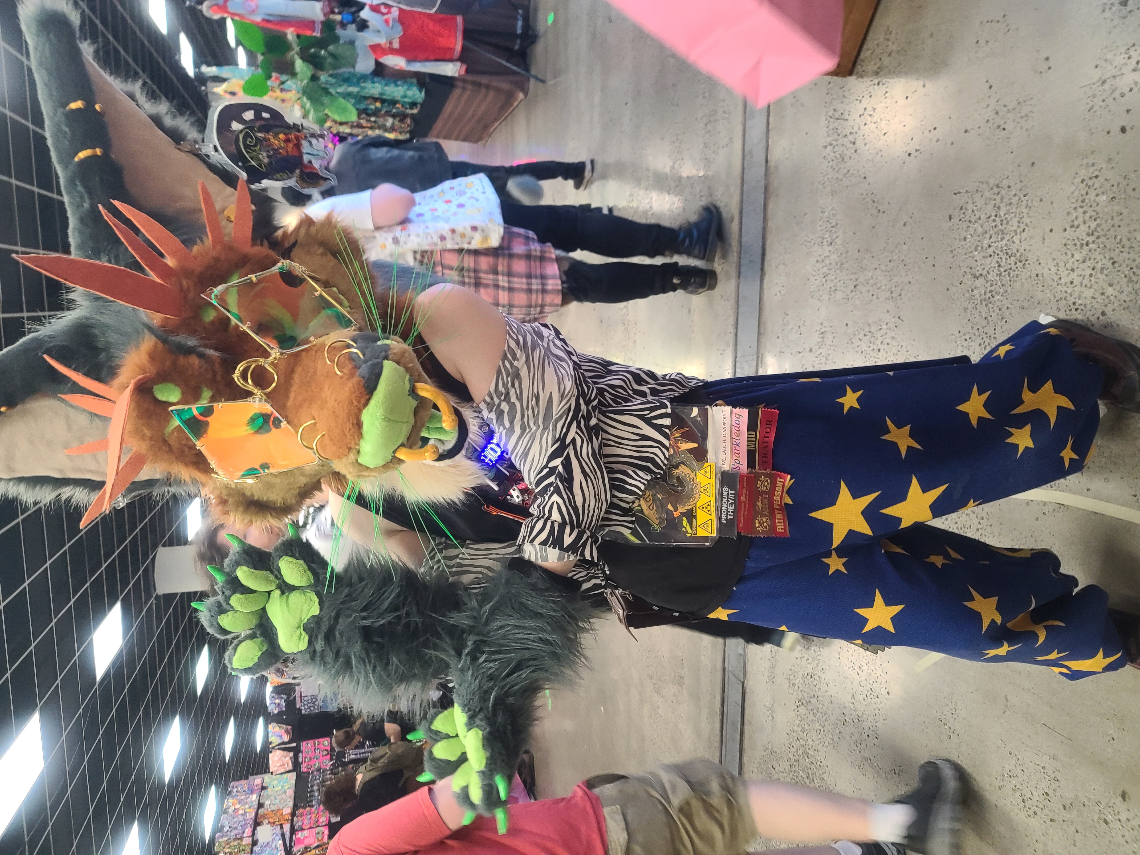 A REALLY fucking cool fursuiter I saw in the Dealer's Den